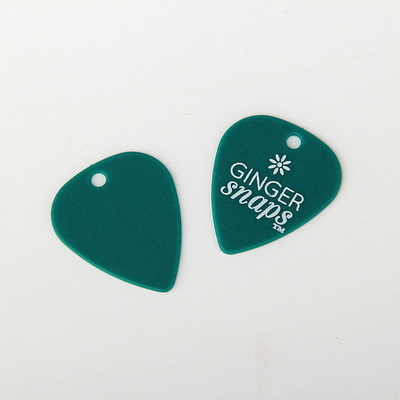 녹색 작은 플라스틱은 플라스틱 기타 피크를 출력하는 주문 제작된 로고를 칩니다